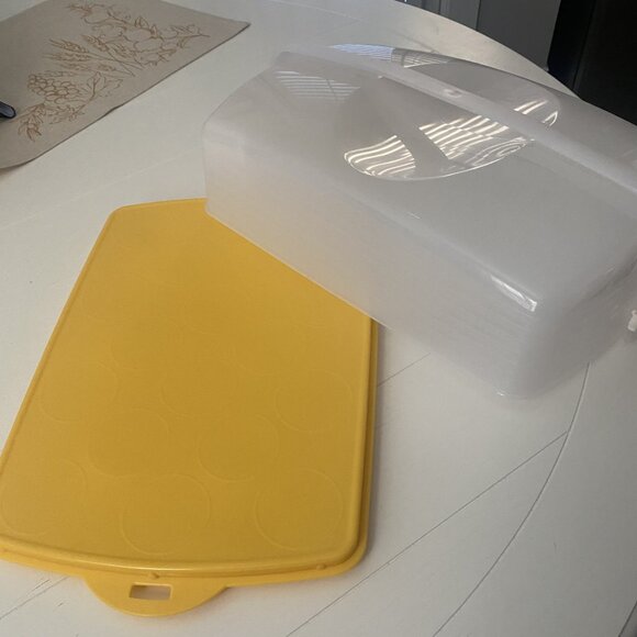 Tupperware Cake/Cupcake tote with cover and handle - Picture 4 of 4